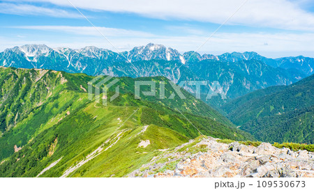 夏の爺ヶ岳登山(爺ヶ岳南峰から立山・剱岳方面の眺め) 夏の爺ヶ岳登山(爺ヶ岳南峰から立山・剱岳方面の眺め) 109530673