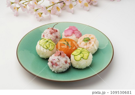 手まり寿司と桜,梅の花 109530681