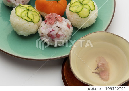 手まり寿司と桜茶 109530703