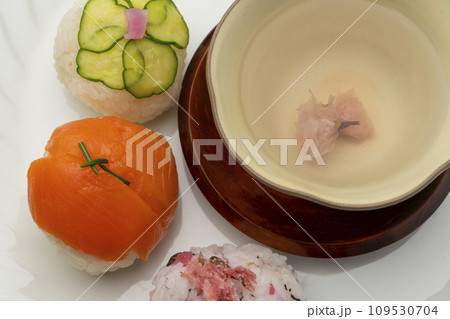 手まり寿司と桜茶 109530704