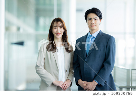 並んで立つ男女ビジネスチーム 109530769