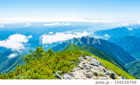夏の爺ヶ岳登山（爺ヶ岳中峰から安曇野方面の眺め） 109530789