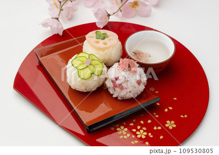 手まり寿司 赤い盆皿 桜と梅の花 手まり寿司 赤い盆皿 桜と梅の花 109530805