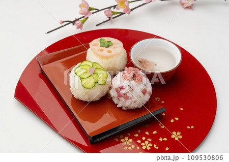 手まり寿司 赤い盆皿 桜と梅の花 109530806