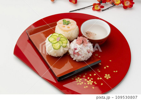 手まり寿司 赤い盆皿 桜と梅の花 109530807