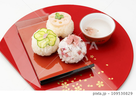 手まり寿司 赤い盆皿 手まり寿司 赤い盆皿 109530829