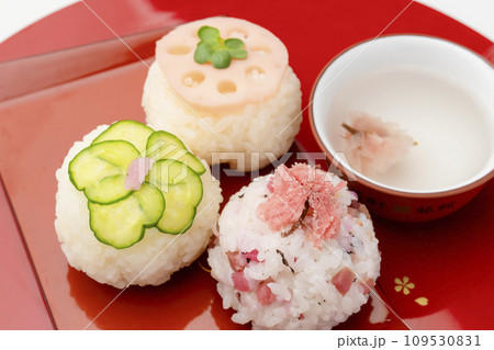 手まり寿司 赤い盆皿 109530831