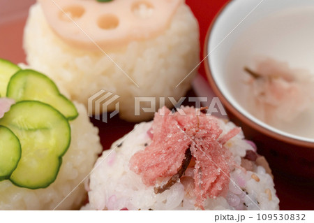 手まり寿司 赤い盆皿 手まり寿司 赤い盆皿 109530832