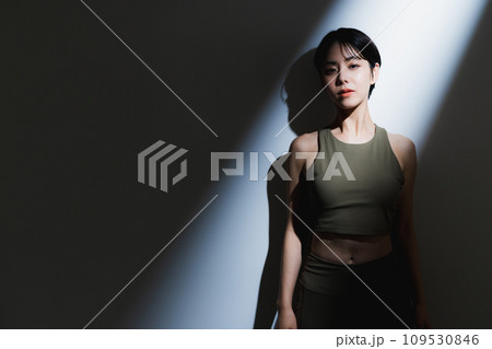 トレーニングウェアを着た女性 トレーニングウェアを着た女性 109530846