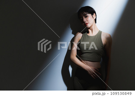 トレーニングウェアを着た女性　 109530849