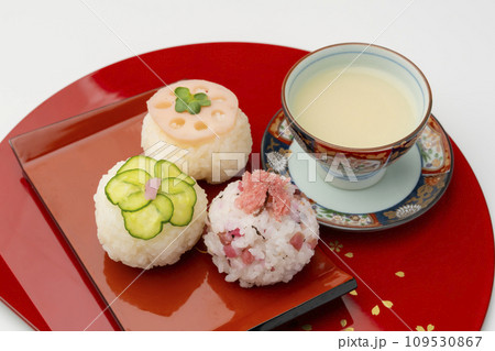 手まり寿司 　赤い盆皿　 甘酒 109530867