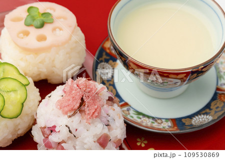手まり寿司 　赤い盆皿　 甘酒 109530869