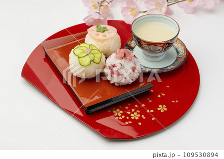手まり寿司  赤い盆皿  甘酒  109530894