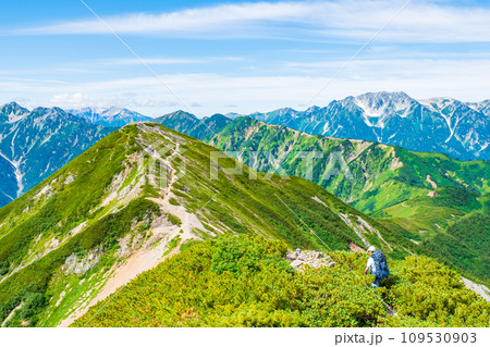 夏の爺ヶ岳登山（爺ヶ岳中峰から南峰・立山方面の眺め） 109530903