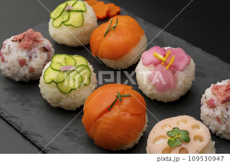 手まり寿司 黒皿 黒背景 手まり寿司 黒皿 黒背景 109530947