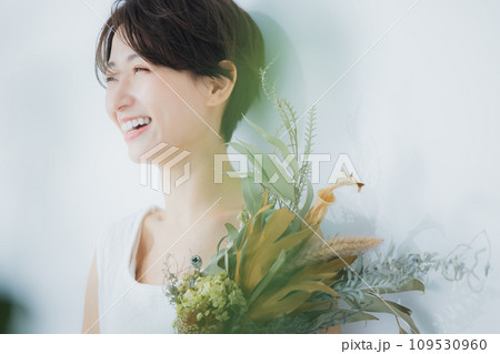 花束を持つ女性 109530960