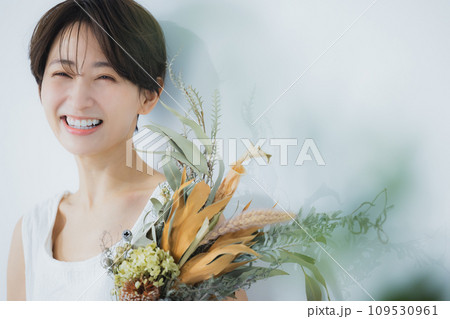 花束を持つ女性 花束を持つ女性 109530961