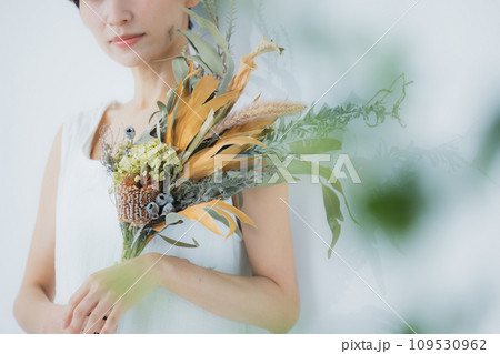 花束を持つ女性 109530962