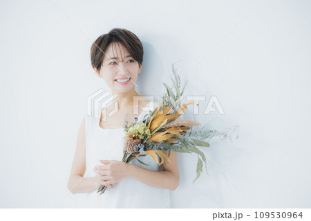 花束を持つ女性 花束を持つ女性 109530964