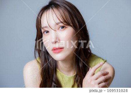 グリーンのワンピースの女性　 109531028