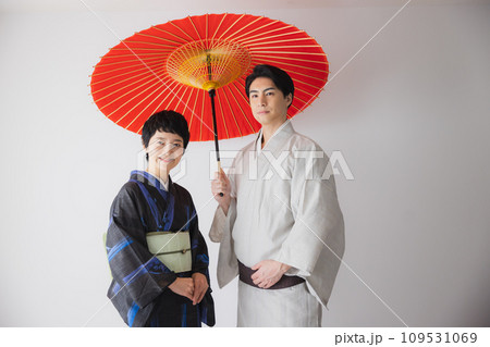 番傘をさす着物姿の男女 109531069