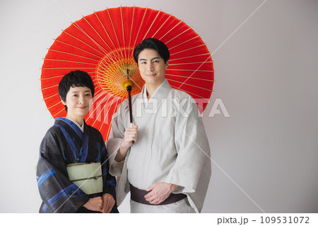 番傘をさす着物姿の男女 番傘をさす着物姿の男女 109531072
