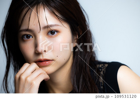 黒のノースリーブの女性 109531120