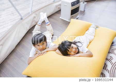 グランピング施設の大きいクッションで寛ぐ子供 109531144