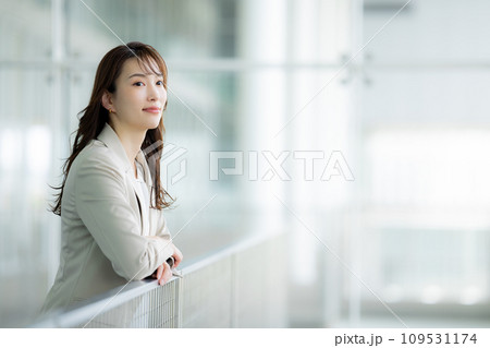 白いスーツの女性 白いスーツの女性 109531174