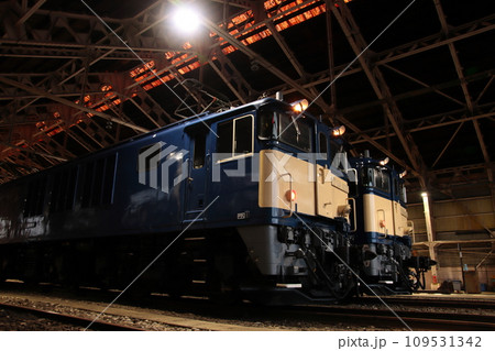 レトロな車両庫に佇むEF64形電気機関車たち_2023/11/25撮影 109531342