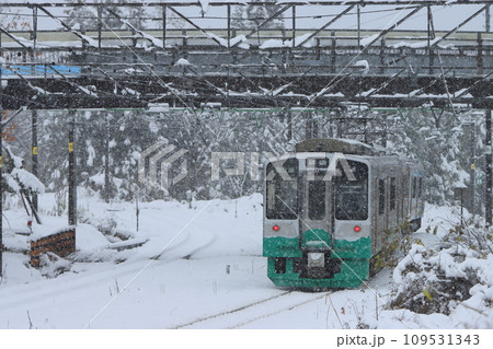 関山駅のスイッチバック跡を横目に雪景色を行くえちごトキめき鉄道ET127系‗2023/11/25撮影 109531343