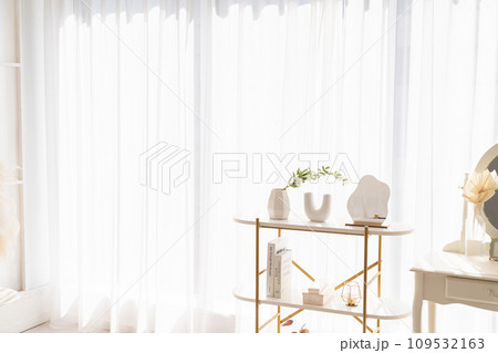 明るい部屋の窓とカーテン 109532163