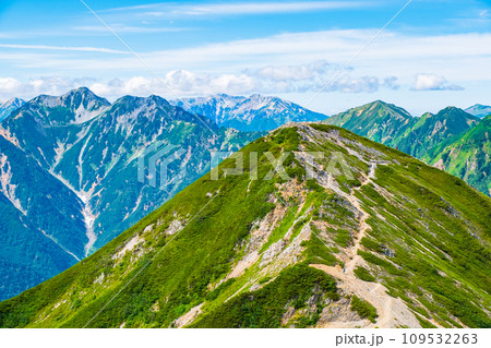 夏の爺ヶ岳登山（爺ヶ岳中峰から針ノ木岳・薬師岳・南峰・赤沢岳・鳴沢岳の眺め） 109532263