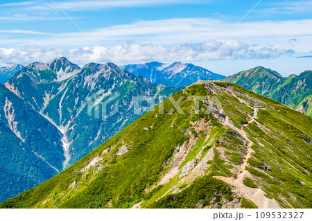 夏の爺ヶ岳登山（爺ヶ岳中峰から針ノ木岳・薬師岳・南峰・赤沢岳の眺め） 109532327