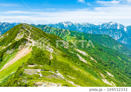 夏の爺ヶ岳登山(爺ヶ岳中峰から立山・剱岳方面の眺め) 夏の爺ヶ岳登山(爺ヶ岳中峰から立山・剱岳方面の眺め) 109532332