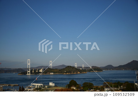 来島海峡サービスエリアから望む来島海峡大橋 来島海峡サービスエリアから望む来島海峡大橋 109532509