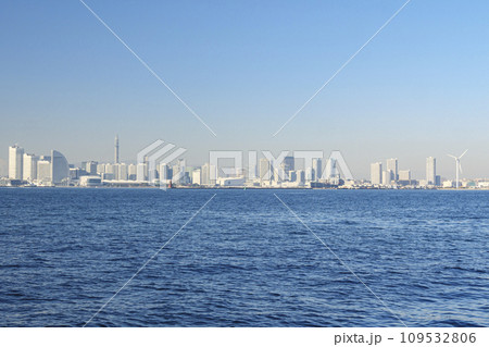 大黒ふ頭から見た横浜港の冬 109532806