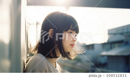 遠くを見る若い女性の横顔　AI生成画像 109532831