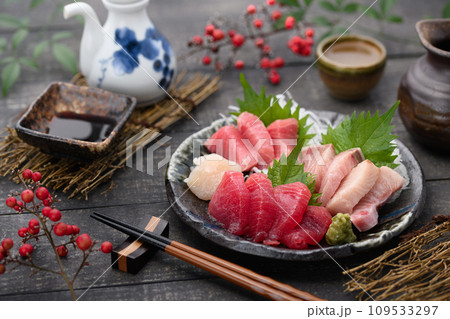 刺身盛り合わせ 日本酒(熱燗)を添えて 刺身盛り合わせ 日本酒(熱燗)を添えて 109533297