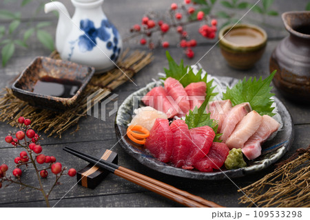 刺身盛り合わせ　日本酒（熱燗）を添えて 109533298