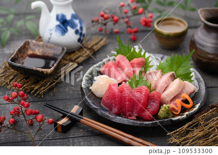 刺身盛り合わせ　日本酒（熱燗）を添えて 109533300