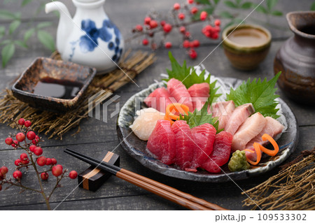 刺身盛り合わせ 日本酒(熱燗)を添えて 刺身盛り合わせ 日本酒(熱燗)を添えて 109533302