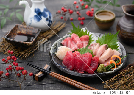 刺身盛り合わせ　日本酒（熱燗）を添えて 109533304