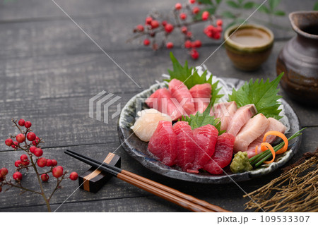 刺身盛り合わせ 日本酒(熱燗)を添えて 刺身盛り合わせ 日本酒(熱燗)を添えて 109533307