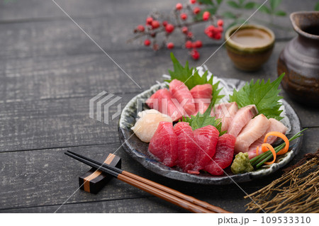 刺身盛り合わせ 日本酒を添えて 刺身盛り合わせ 日本酒を添えて 109533310
