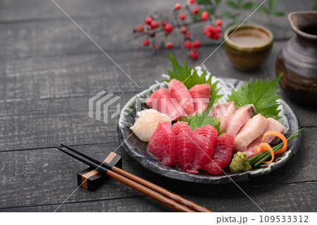 刺身盛り合わせ　日本酒を添えて 109533312