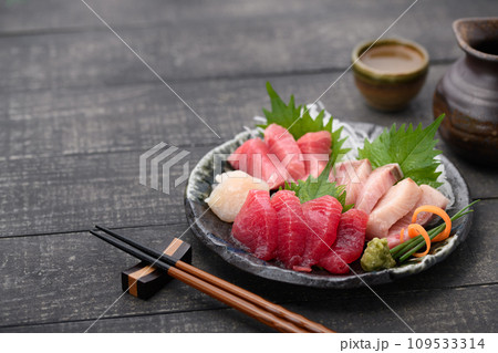 刺身盛り合わせ　日本酒（熱燗）を添えて 109533314