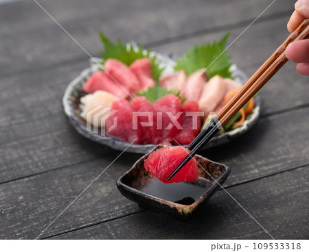 刺身盛り合わせ　まぐろの赤身を醤油につける 109533318