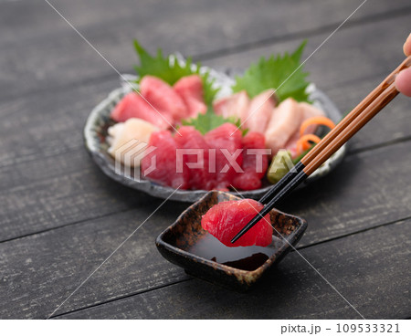 刺身盛り合わせ　まぐろの赤身を醤油につける 109533321