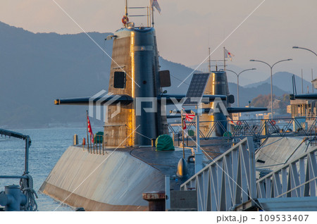 潜水艦のいる夕景　呉 109533407